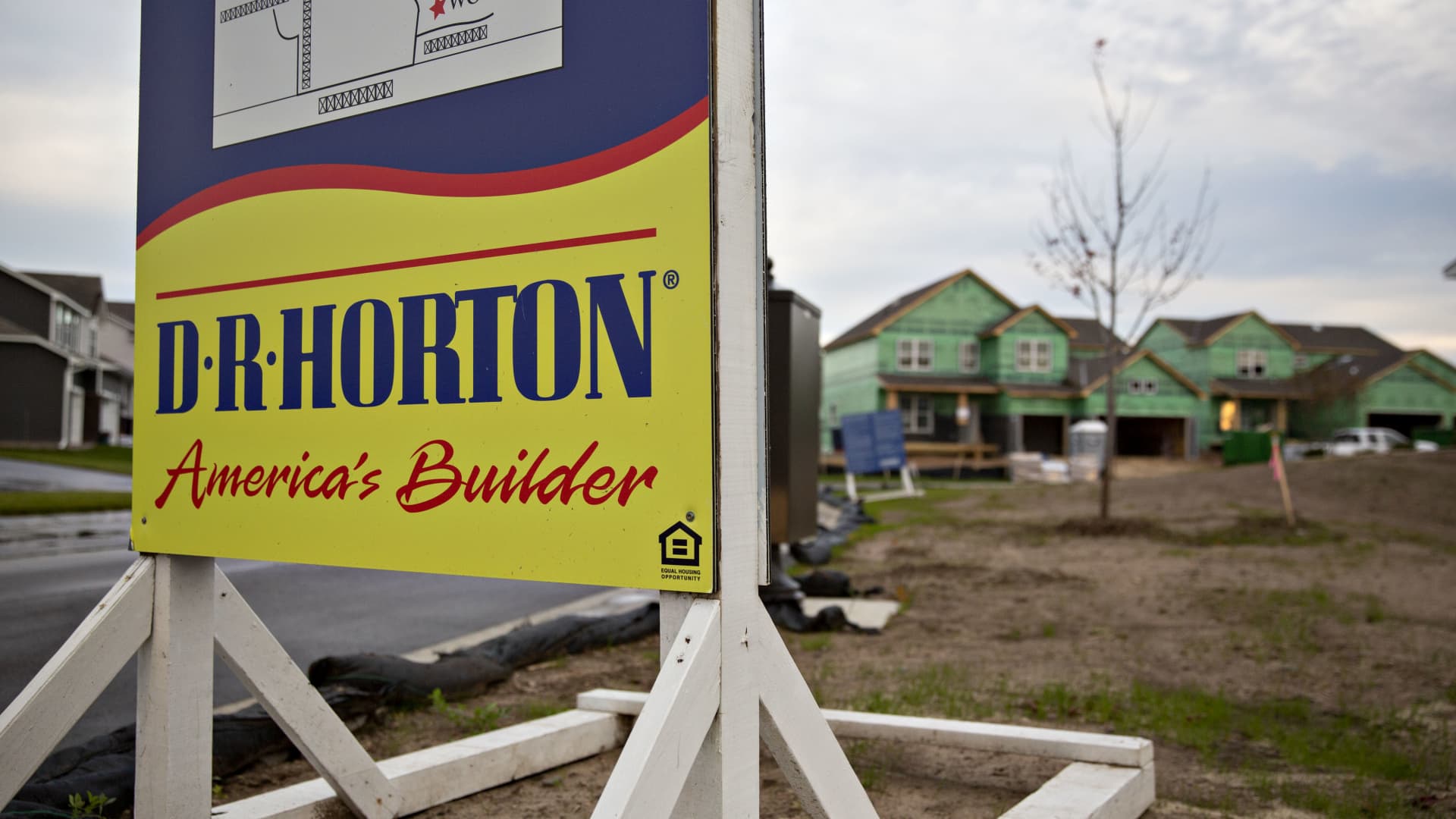 While investors are focused on Big Tech earnings, a homebuilder gives a dire warning