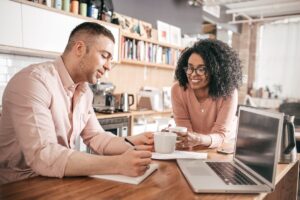 couple go over personal finances oyLcmHJ