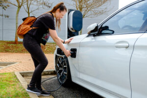 charging ev electric vehicle station woman 600x400 bf06395