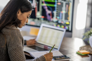 gettyimages woman trading at desk