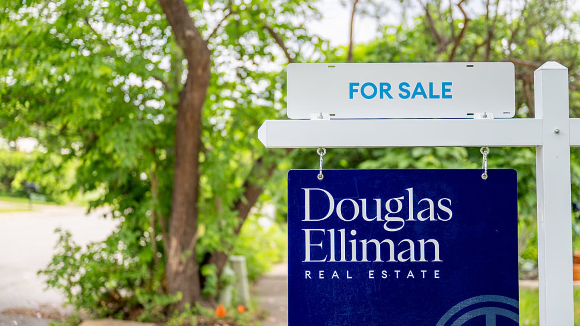 Weekly mortgage demand suddenly surges, despite lingering economic uncertainty